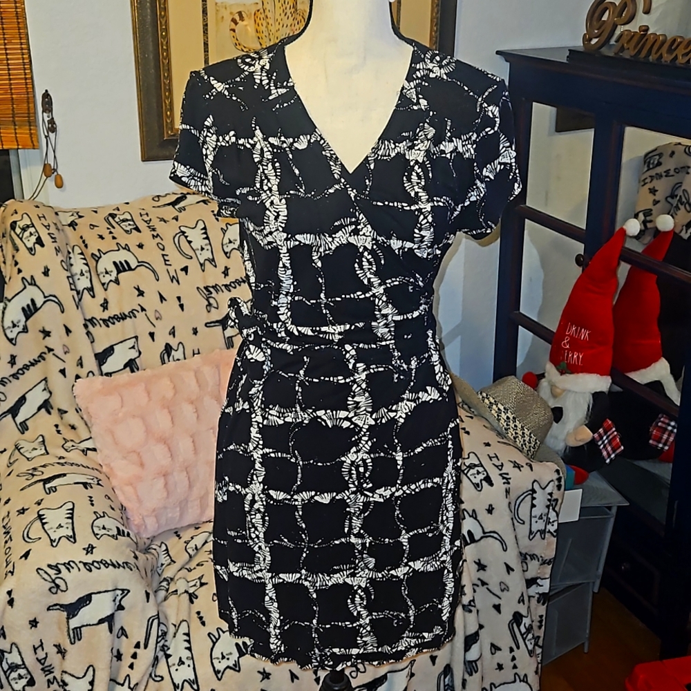 Banana Republic size Large Black & White Wrap Dress